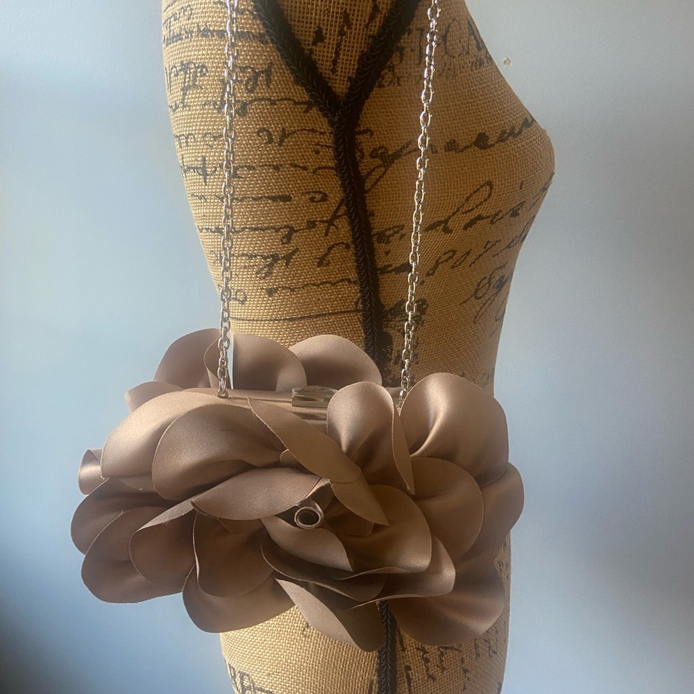 Sondra Roberts Tan Floral Clutch - Picture 4 of 10